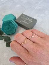 Load image into Gallery viewer, Gold wishbone ring